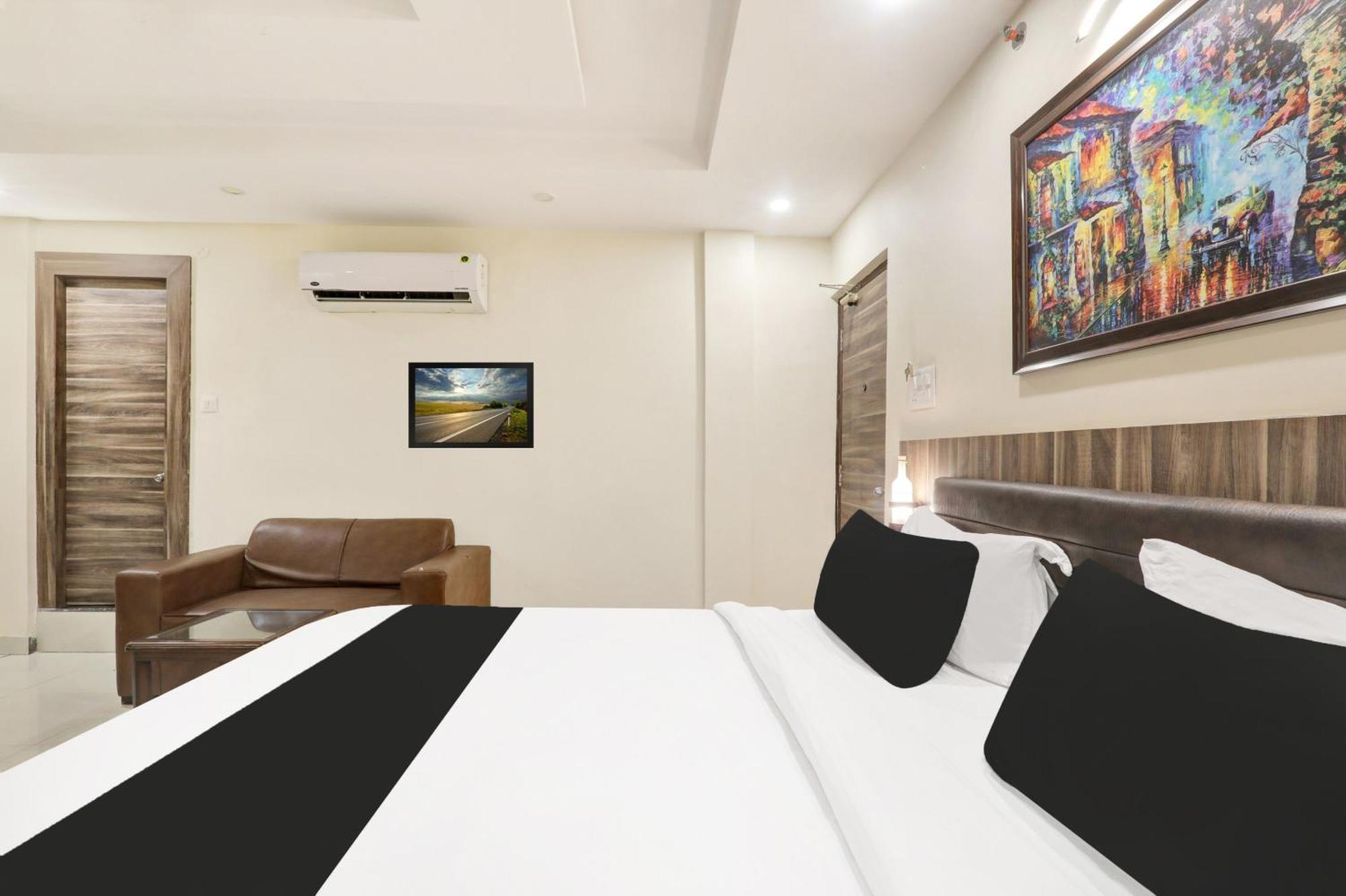 Super Townhouse Kankarbagh Formerly Kunwar Alcajars باتنا المظهر الخارجي الصورة